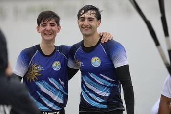 Matías Maccio y Tadeo Arca, luego de ganar la tercera medalla para el canotaje. · Foto: Comité Olímpico Uruguayo