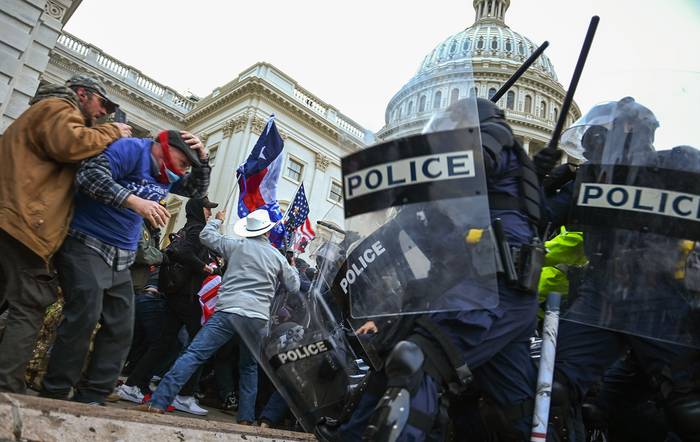 Partidarios de Trump chocan con la Policía mientras asaltan el Capitolio de los Estados Unidos, en Washington DC, el 6 de enero de 2021. · Foto: Brendan Smialowski, AFP