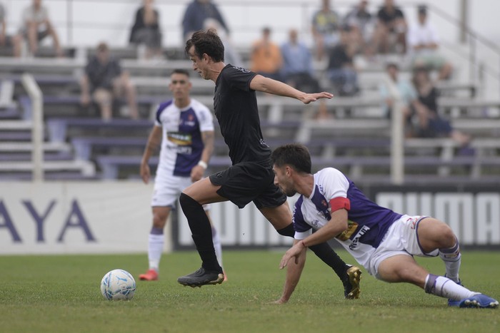 Fénix y Cerro Largo, este sábado 30 de octubre, en el Parque Capurro. · Foto: Alessandro Maradei