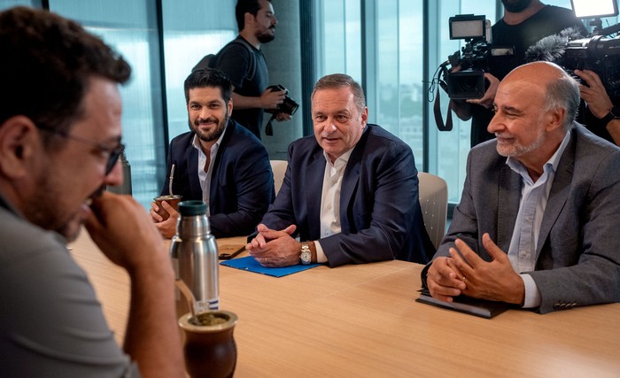 Alejandro Sánchez, Andrés Ojeda, Álvaro Delgado y Pablo Mieres, el 24 de febrero, en el edificio Plaza Alemania. · Foto: Martín Varela Umpiérrez