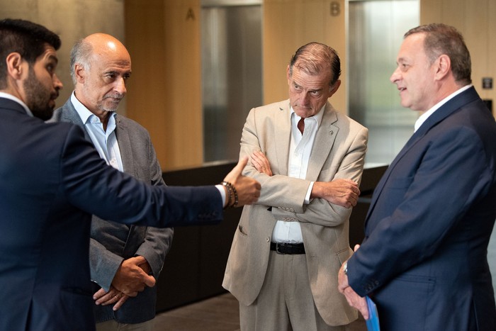 Andrés Ojeda, Pablo Mieres, Guido Manini Ríos y Álvaro Delgado, el 24 de febrero, en el edificio Plaza Alemania. · Foto: Martín Varela Umpiérrez