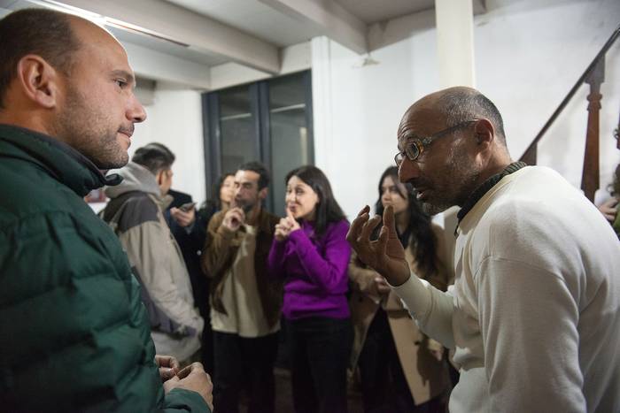 Martín Lema y usuarios en la inauguración de una casa comunitaria el viernes, en el centro de Montevideo. · Foto: Alessandro Maradei