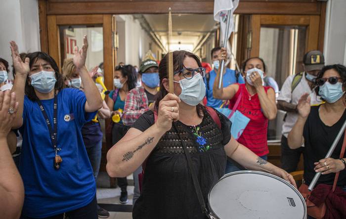 Trabajadores de Casa de Galicia, este 27 de octubre, en el Ministerio de Salud Pública. · Foto: .