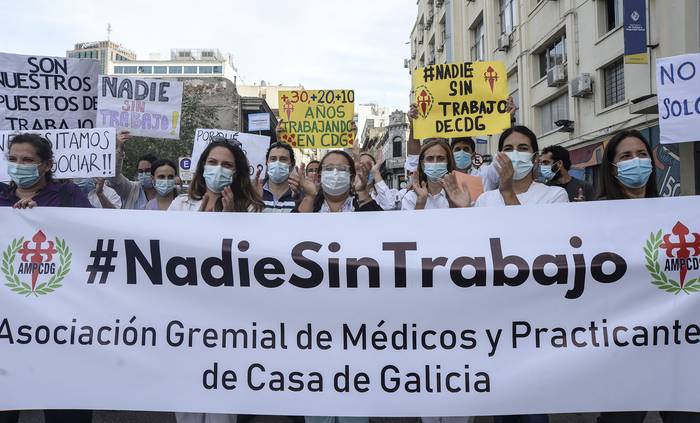 Médicos de Casa de Galicia durante una concentración, el 7 de marzo, frente al Ministerio de Trabajo y Seguridad Social. · Foto: Natalia Rovira