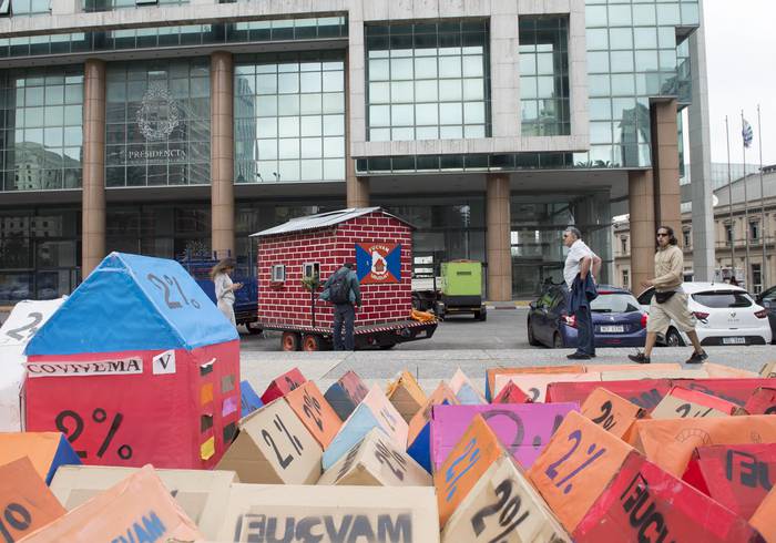 Instalación de FUCVAM de casitas de cartón, en reclamo del 2% de interés para todas las cooperativas, ayer, frente a la Torre Ejecutiva.  · Foto: Andrés Cuenca