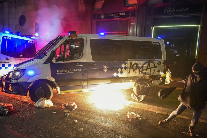 Enfrentamientos durante una manifestación bajo el lema Lucha, crea poder popular, y por la reciente detención del rapero Pablo Hasel, el sábado, en Barcelona.
 · Foto: Josep Lago, AFP