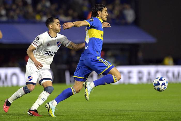 Edinson Cavani, de Boca Juniors, y Diego Rodríguez, de Nacional, en La Bombonera (09.08.2023). · Foto: Juan Mabromata,  AFP