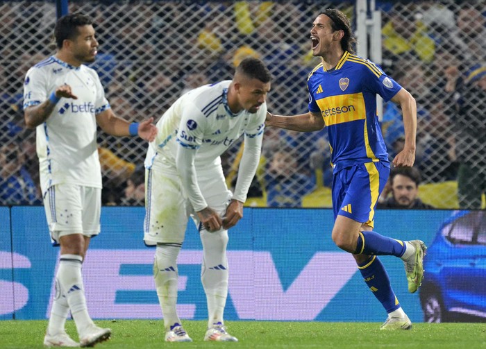 Edinson Cavani, de Boca Juniors, luego de anotar un gol a Cruzeiro, el 15 de agosto en el estadio La Bombonera, en Buenos Aires. · Foto: Juan Mambronata, AFP