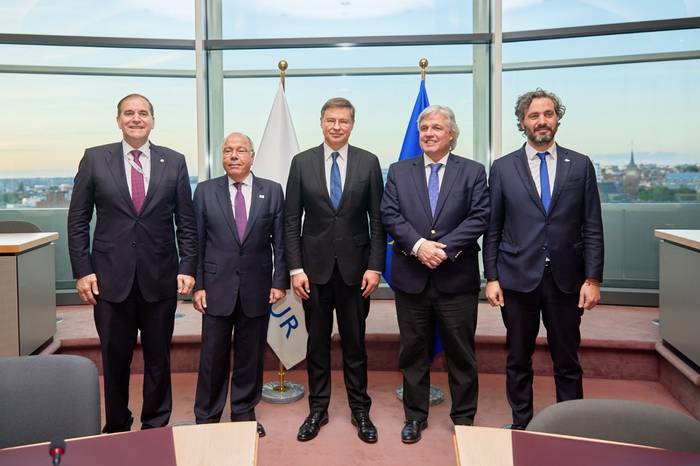 Julio César Arriola, Valdis Dombrovskis,  Francisco Bustillo Y  Santiago Cafiero, durante el encuentro mantenido en el marco de la cumbre entre la UE y la Celac,  ayer,  en Bruselas . · Foto: Cancillería Argentina