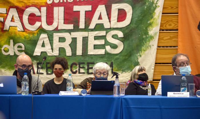 Sesión del Consejo Directivo Central de la Udelar, ayer, en la Facultad de Artes. · Foto: Alessandro Maradei