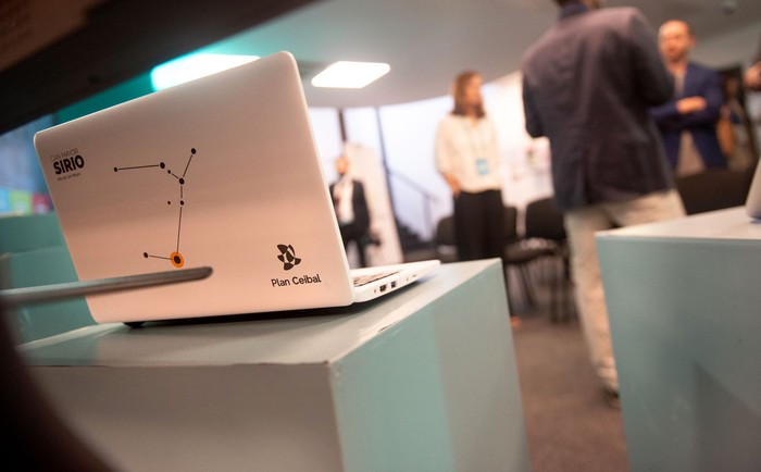 Foto principal del artículo 'Inteligencia artificial y educación: trabajo internacional pone al Plan Ceibal de ejemplo sobre cómo aprovechar las tecnologías' · Foto: Gianni Schiaffarino
