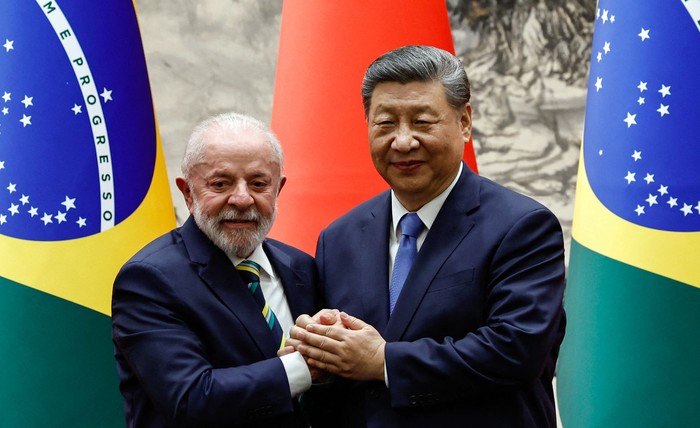 El presidente chino, Xi Jinping (der.), y el presidente brasileño, Luiz Inácio Lula da Silva, tras una conferencia de prensa conjunta, ayer, en el Gran Palacio del Pueblo de Pekín.
Foto: Tingshu Wang, pool, AFP
