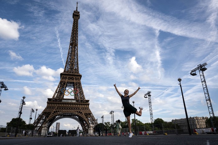 Vista de la Torre Eiffel, el 21 de julio, antes de los Juegos Olímpicos de París 2024. · Foto: Sebastien Bozón, AFP