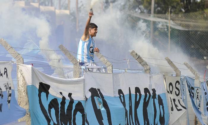 Hinchas de Cerro durante el partido con Miramar Misiones, el sábado, en el Parque Palermo. · Foto: Federico Gutiérrez