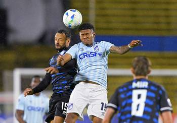 Sebastián Assis, de Cerro Largo, y Luis Moreno, de Universidad Católica, el 10 de abril en el estadio Olímpico Atahualpa, en Quito. · Foto: Rodrigo Buendía, AFP
