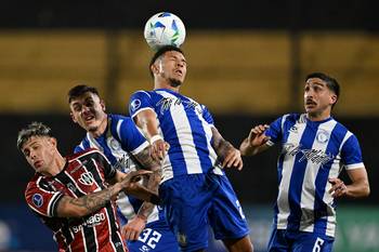 Mario García, de Cerro Largo, y Leonardo Heredia, de Central Córdoba, el 22 de julio, en el estadio Campeón del Siglo. · Foto: Eitan Abramovich, AFP