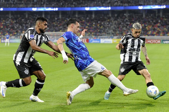 Leandro Otormín de Cerro Largo (c), y Santiago Moyano (i) e Iván Gómez, de Central Córdoba, el 15 de julio, en el estadio Madre de Ciudades en Santiago del Estero, Argentina. · Foto: Eduardo Rapetti, AFP