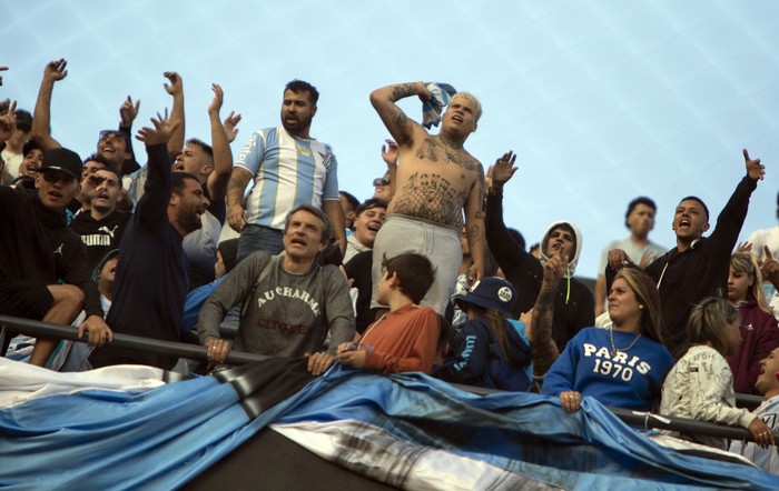 Hinchas de Cerro en el Campeón del Siglo (archivo, febrero de 2023). · Foto: Camilo dos Santos