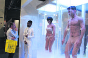 Modelos humanos para promover Altered Carbon, de Neflix, en la feria electrónica, en Las Vegas. Foto: Glenn Chapman, Afp