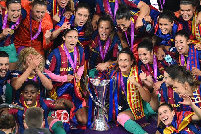 El equipo de Barcelona tras ganar la final de la Champions League femenina, este domingo, en Gotemburgo, Suecia.
 · Foto: Jonathan Nackstrand, AFP