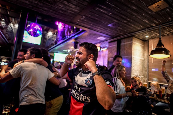 Hinchas del PSG, durante el partido con RB Leipzig, el 18 de agosto, en un bar en Lisboa. · Foto: Patricia de Melo Moreira / AFP