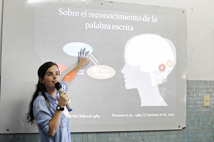 Camila Zugarramurdi en la charla "Educación, alfabetización, lectura y escritura en la educación inicial y primaria", el lunes, en el Centro Interdisciplinario en Cognición para la Enseñanza y el Aprendizaje. Foto: Juan Manuel Ramos