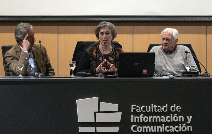 Ricardo Perciballe, Alicia Lusiardo y Samuel Blixen, el 9 de setiembre, en la Facultad de Información y Comunicación. · Foto: Alessandro Maradei