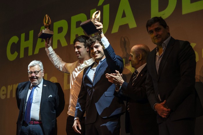 Hernán Umpierre y Fernando Diz, el 23 de setiembre, en la entrega de los premios Charrúa. · Foto: Diego Vila