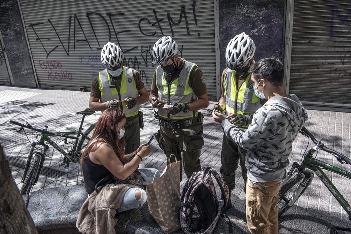 Puesto de control policial en el centro de Santiago, el 20 de marzo, durante el cierre en 24 comunas de la ciudad en medio de la lucha contra la propagación del COVID-19.  · Foto: Martin Bernetti / AFP