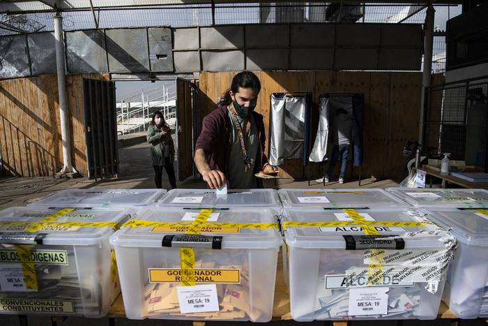 Circuito electoral, este domingo, en Santiago de Chile. 
 · Foto: Martin Bernetti / AFP