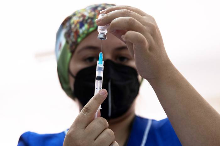 Vacunación contra la covid-19 con la vacuna del laboratorio chino Sinovac, en Santiago, Chile (archivo, marzo de 2021). · Foto: Alberto Valdes, EFE