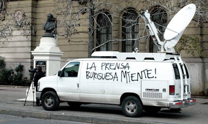 Furgoneta estacionada frente a la Casa Central de la Universidad Católica de Chile y rayada en el contexto de la movilización social 2019-2020.