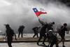 Los manifestantes se enfrentan con la policía antidisturbios durante una protesta en Santiago, el 21 de octubre de 2019. · Foto: Claudio Reyes, AFP Los manifestantes se enfrentan con la policía antidisturbios durante una protesta en Santiago, el 21 de octubre de 2019. · Foto: Claudio Reyes, AFP