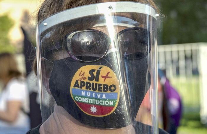 Participante de una manifestación en apoyo a una nueva constitución chilena, el 22 de octubre, en Santiago. · Foto: Martin Bernetti / AFP