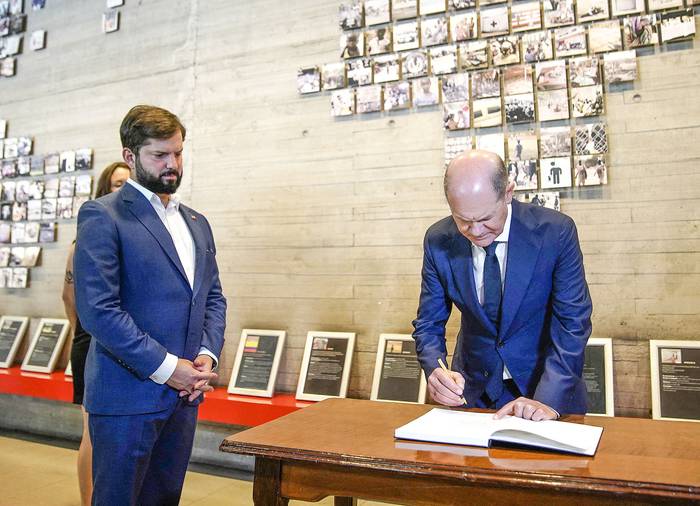 Gabriel Boric, presidente de Chile, y Olaf Scholz, canciller de Alemania, durante una visita al Museo de la Memoria y los Derechos Humanos, el domingo, en Santiago. · Foto: Presidencia chilena, AFP