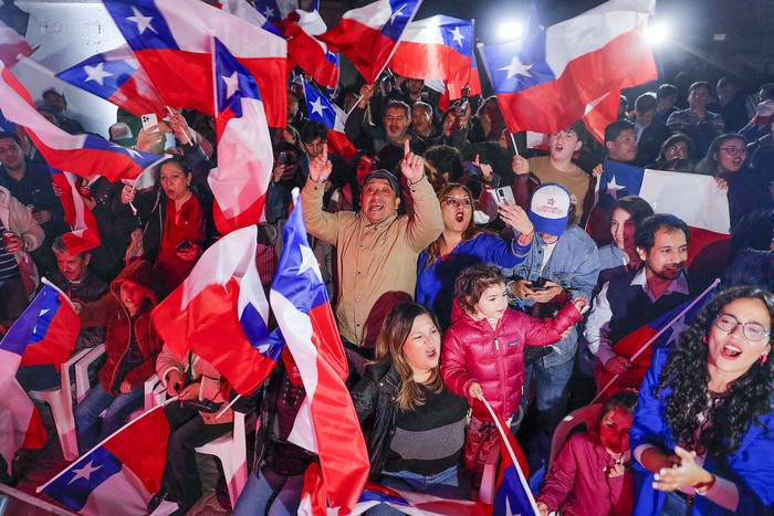 Partidarios del Partido Republicano tras la victoria de sus candidatos al Consejo Constitucional, el domingo, en Santiago. · Foto: Javier Torres AFP