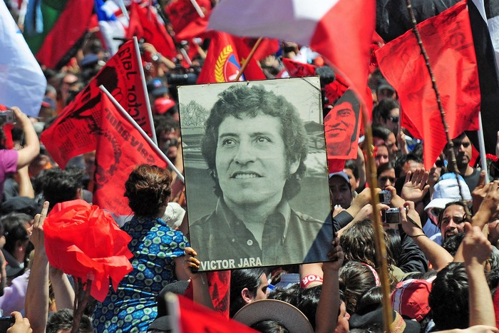 Retrato del cantante Víctor Jara durante su funeral en Santiago, después de que sus restos fueran exhumados por orden judicial (archivo, diciembre de 2009). · Foto: Claudio Santana, AFP