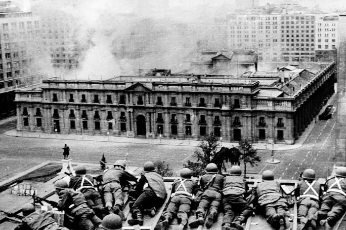 Tropas del ejército chileno frente al Palacio de La Moneda en Santiago, el 11 de setiembre de 1973. · Foto: AFP