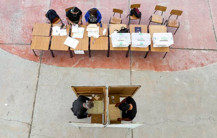 Colegio electoral durante las elecciones presidenciales, en Vallenar, norte de Chile, el 21 de noviembre. · Foto: Javier Torres, AFP