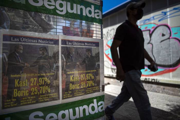Resultados de las elecciones presidenciales chilenas, ayer, en diarios de Santiago. · Foto: Ernesto Benavides, AFP