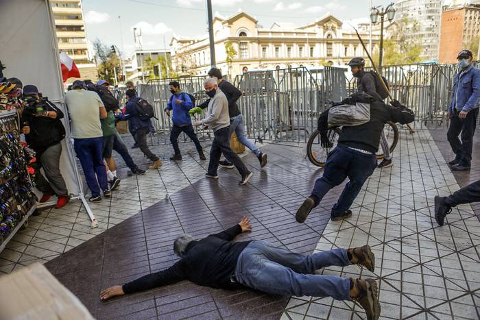 Enfrentamientos entre inmigrantes y manifestantes anti-migratorios, el 2 de octubre, en el centro de Santiago de Chile. · Foto: Cris Saavedra Vogel, Agencia Anadolu, AFP