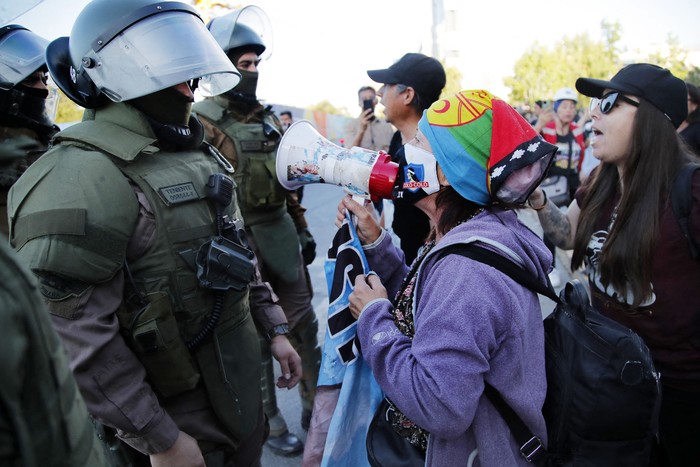 La Policía y manifestantes en la Plaza Italia en Santiago, el 17 de diciembre de 2023. · Foto: Javier Torres, AFP