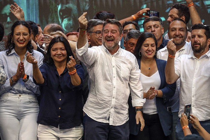 Claudio Orrego celebra su reelección como gobernador de Santiago, el 24 de noviembre, en Santiago, Chile. · Foto: Lucas Aguayo Araos, Anadolu, AFP