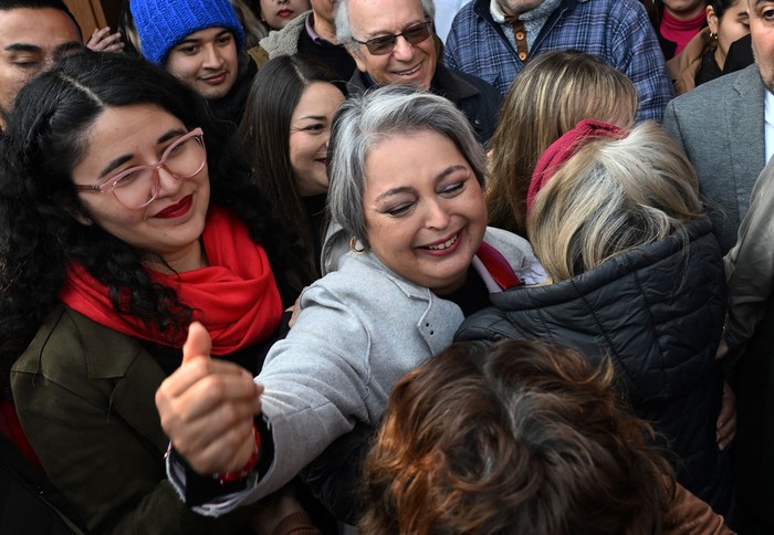 Jeannette Jara, del Partido Comunista de Chile, tras votar en las primarias del partido gobernante, el 29 de junio de 2025. · Foto: Rodrigo Arangua, AFP
