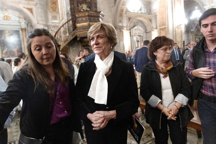 Evelyn Matthei (c) asiste a una misa en honor del difunto papa Francisco, en la Catedral de Santiago, el 21 de abril. · Foto: Raúl Bravo, AFP