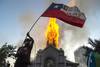 Iglesia de Asunción, incendiada por los manifestantes, en la conmemoración del primer aniversario del levantamiento social en Chile, el 18 de octubre, en Santiago. · Foto: Martin Bernetti / AFP Iglesia de Asunción, incendiada por los manifestantes, en la conmemoración del primer aniversario del levantamiento social en Chile, el 18 de octubre, en Santiago. · Foto: Martin Bernetti / AFP