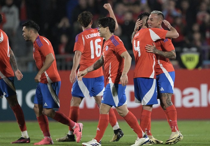 Los jugadores de Chile celebran un gol durante un partido amistoso ante Paraguay, el 11 de junio en Santiago. Foto: Rodrigo Arangua, AFP