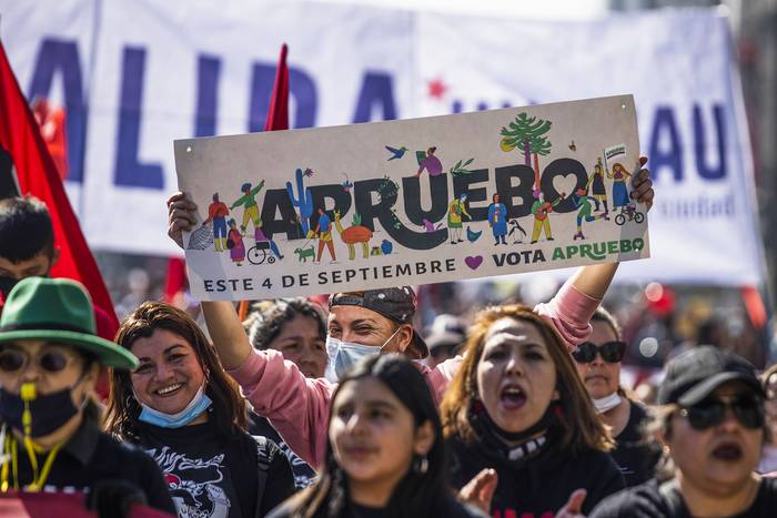 Marcha en apoyo a la aprobación del plebiscito constitucional, en Santiago de Chile (20.08.2022). · Foto: Alberto Valdes, EFE