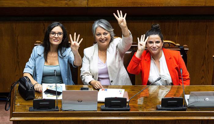 Jeannette Jara, ministra de Trabajo (c), Camila Vallejos (i), la ministra Vocera de Gobierno, y Antonia Orellana, durante la votación del Senado, de un proyecto que busca reducir la jornada laboral semanal de 45 a 40 horas. · Foto: Senado chileno