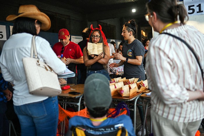 Local de votación durante las elecciones locales en Santiago el 27 de octubre. · Foto: Rodrigo Arangua, AFP